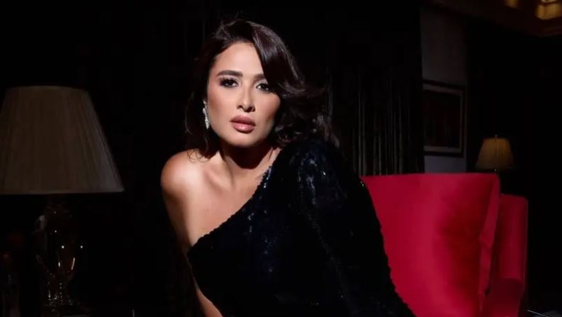 فنانة تمر بأزمات نفسية ..  هل تجسد ياسمين عبد العزيز شخصية شيرين؟