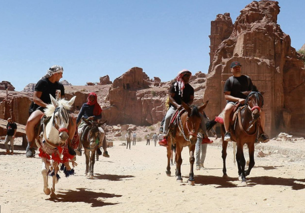 تفاعل أهالي البترا مع الزوار ..  صورة إيجابية تزيد مدة إقامة السياح 