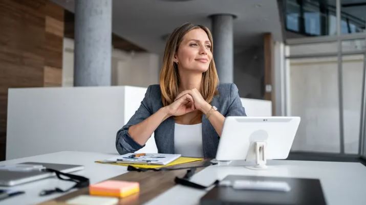 3 عادات بسيطة تجعلك تبدو أقل ثقة ..  تخلَّ عنها فوراً