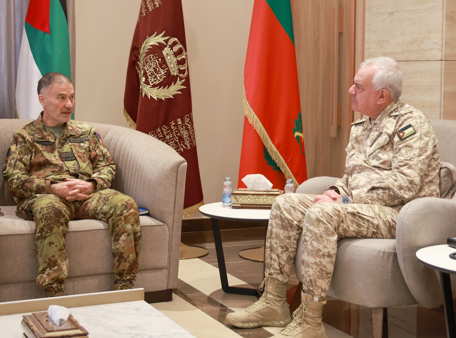 الحنيطي يستقبل قائد قيادة العمليات المشتركة للجيش الإيطالي