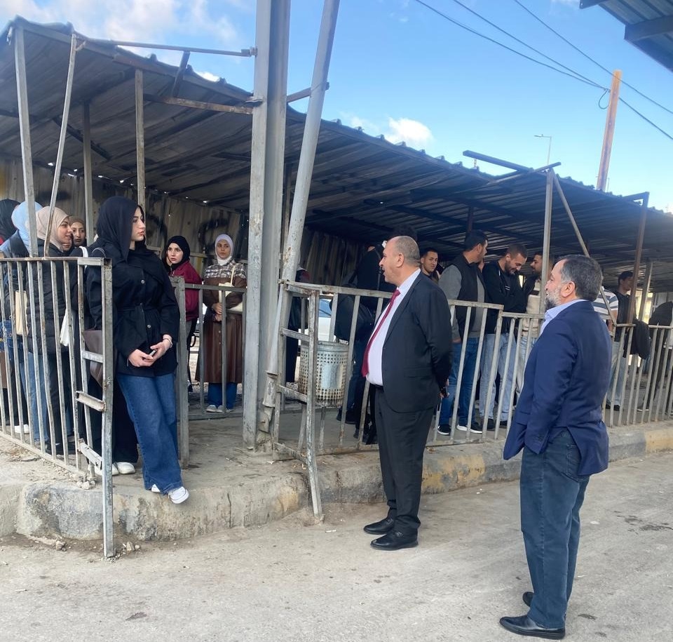 الخرابشة يعد طلبة الهاشمية برفع كفاءة خدمات النقل