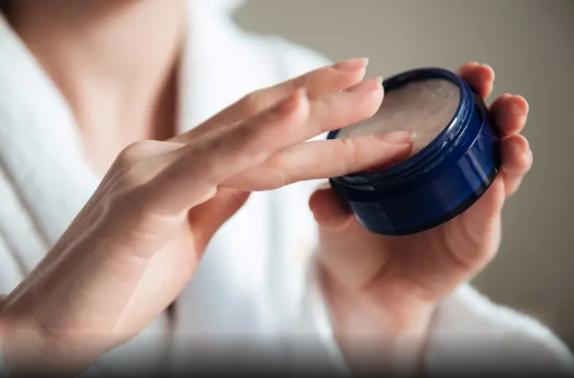 الفازلين أم الغليسيرين: أيهما أفضل للبشرة؟