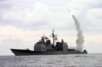 مدمرة أمريكية تسقط صاروخًا يمنيًا فوق خليج عدن 