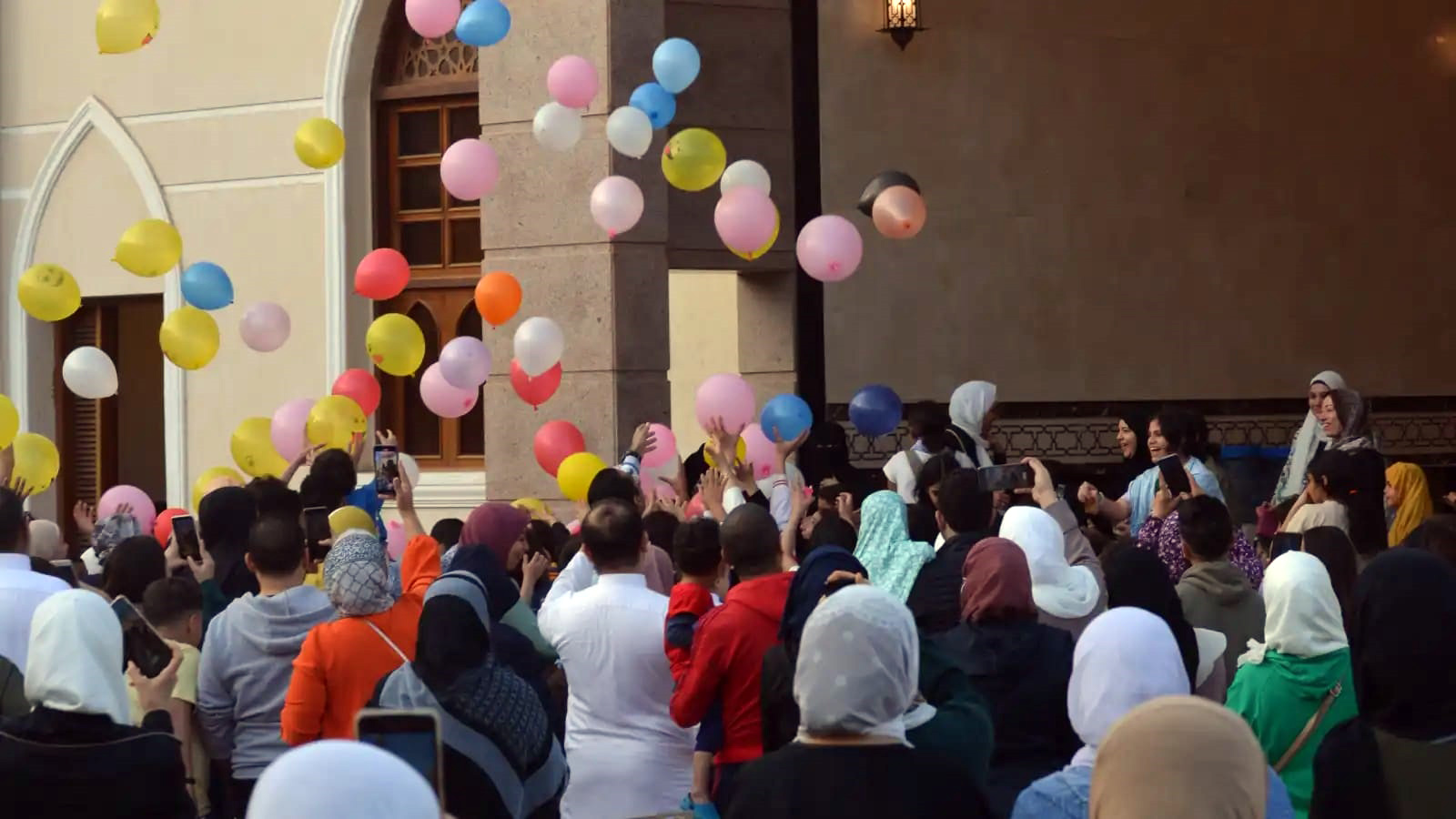 عيد المغتربين ..  جسدٌ في الغربة وقلبٌ على الأهل والوطن