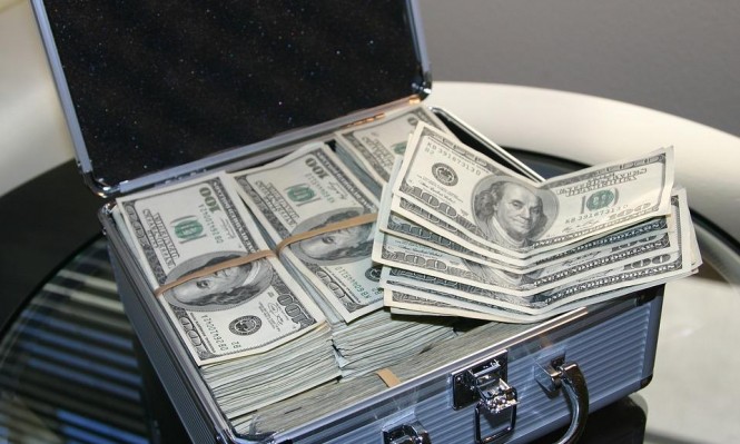 يمتلك شركة عقارية ..  مشرد يقود سيارة ثمنها 250,000 دولار