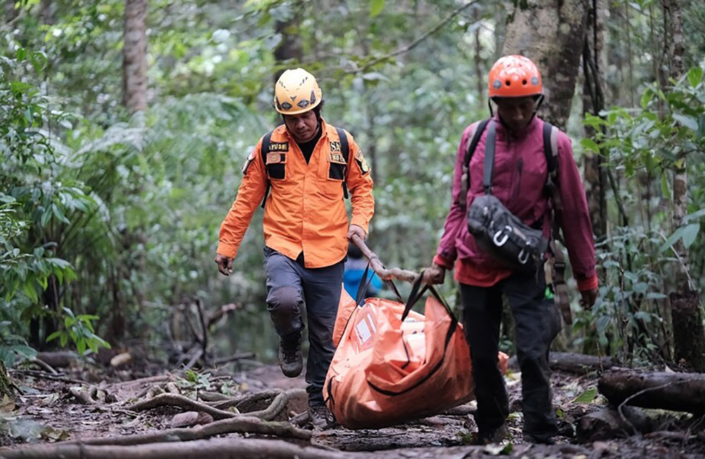 إندونيسيا تعثر على جثث 10 من ركاب الطائرة المفقودة