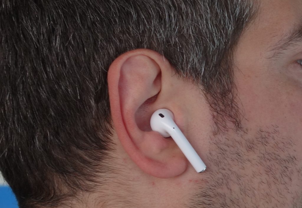 بشكل صحيح وآمن ..  ما أفضل طريقة لتنظيف سماعات «إيربودز»؟