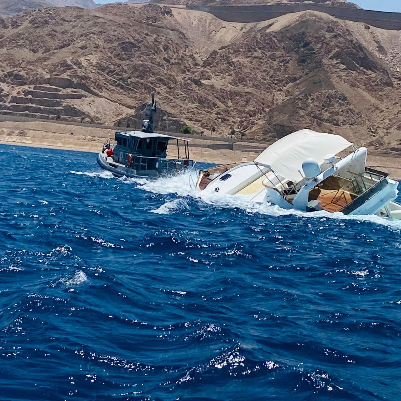 إنقاذ مركب سياحي من الغرق في العقبة (صور)
