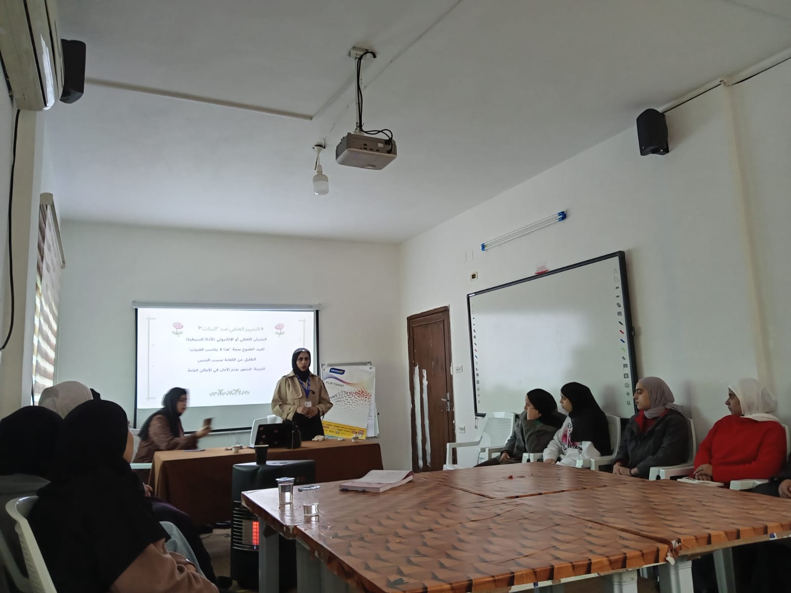مركز شابات الطيبة ينظم ورشة حول التمييز بين المرأة والرجل