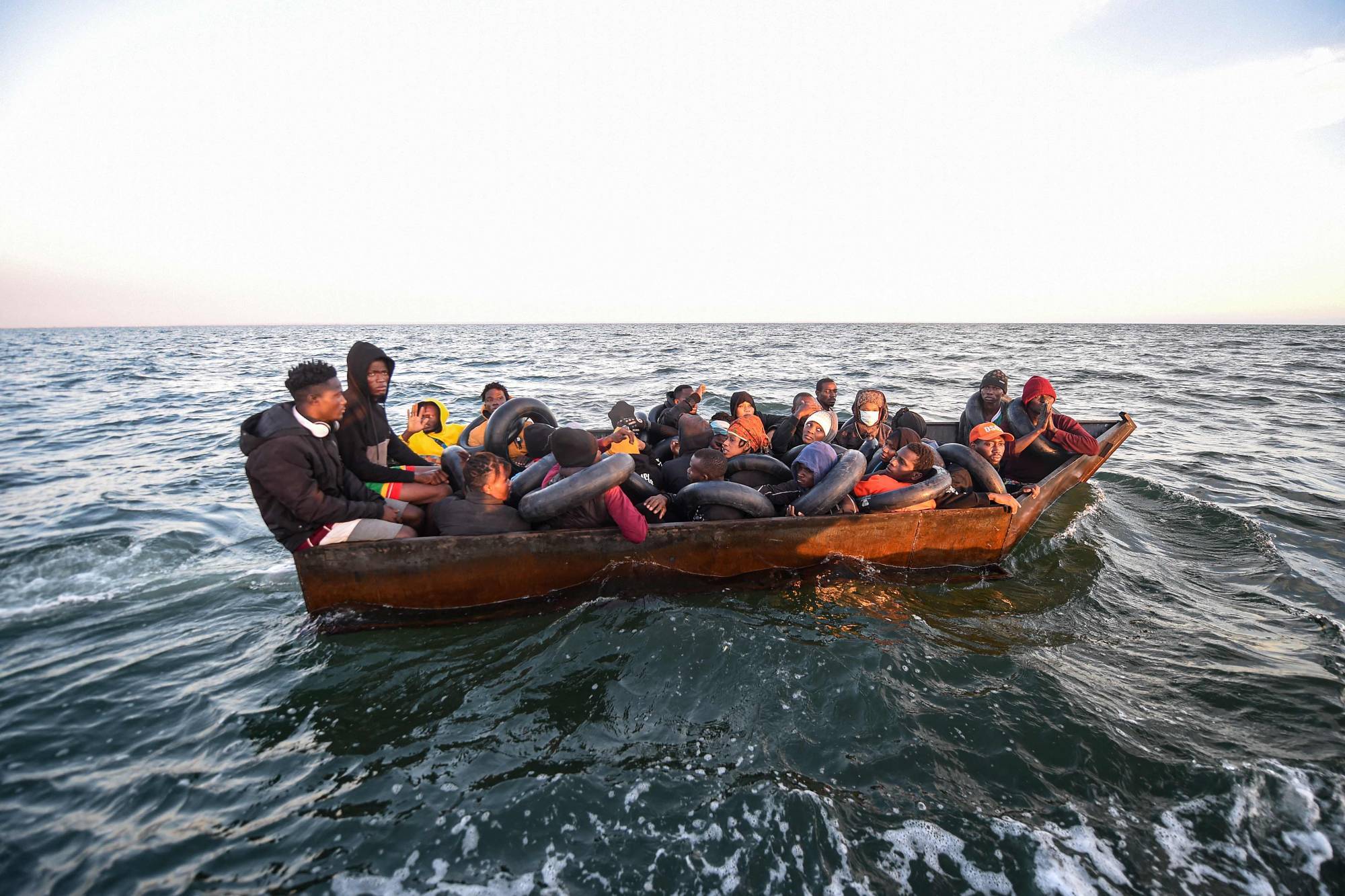 مصر تتواصل مع اليونان للإفراج عن متهمين بإغراق مركب مهاجرين 