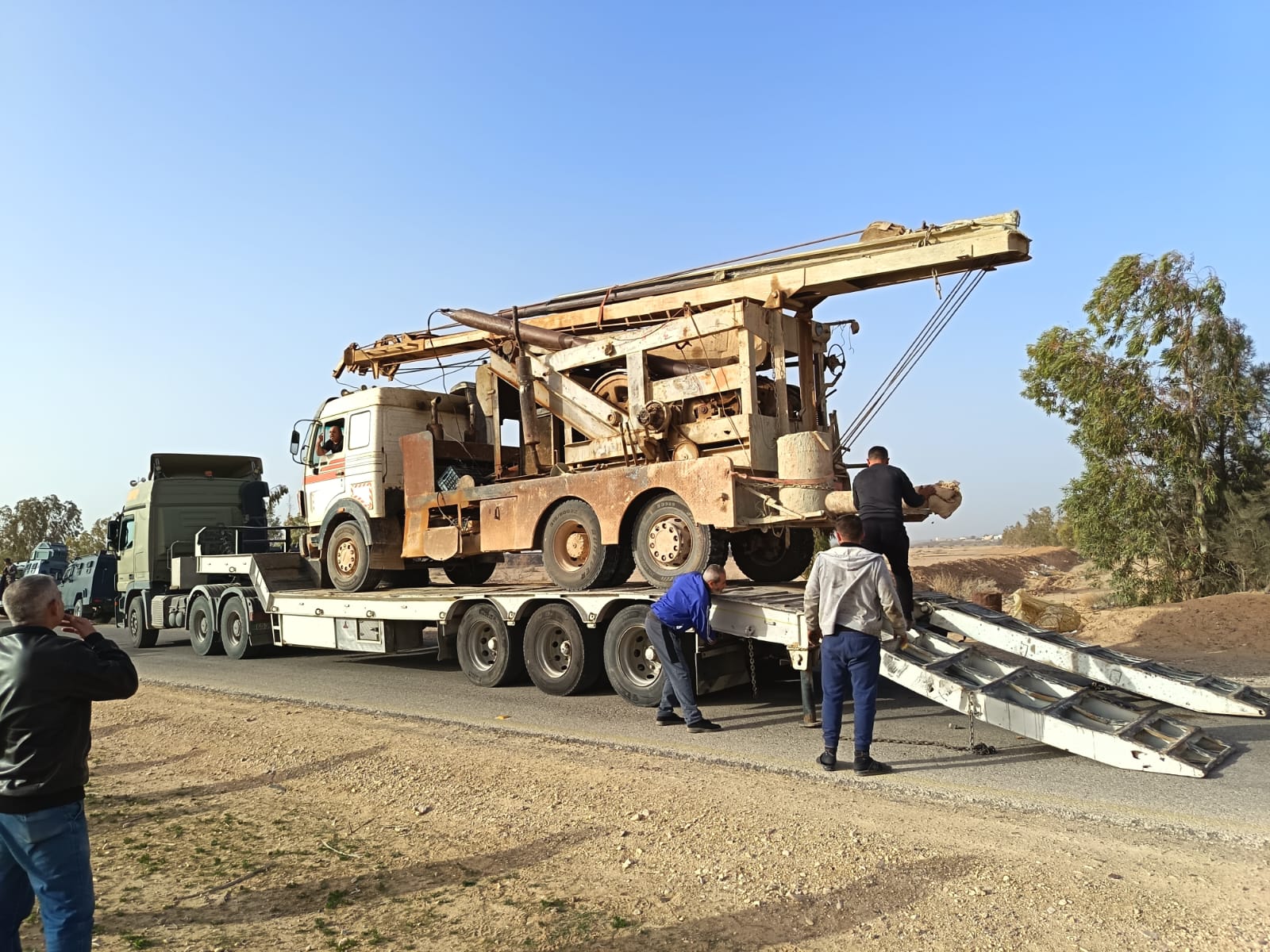 ضبط حفارة مخالفة بالأزرق و اعتداءات على خطوط مياه في معان 