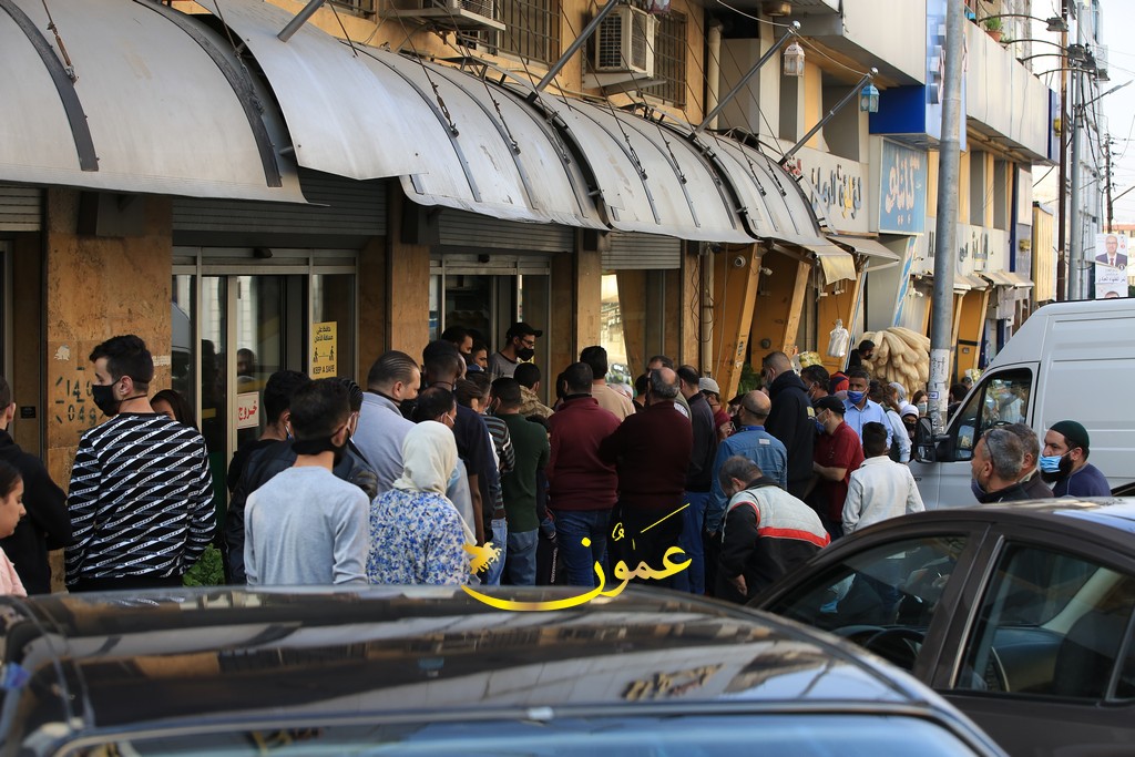 تهافت على المخابز والاسواق وازدحامات مرورية (صور)
