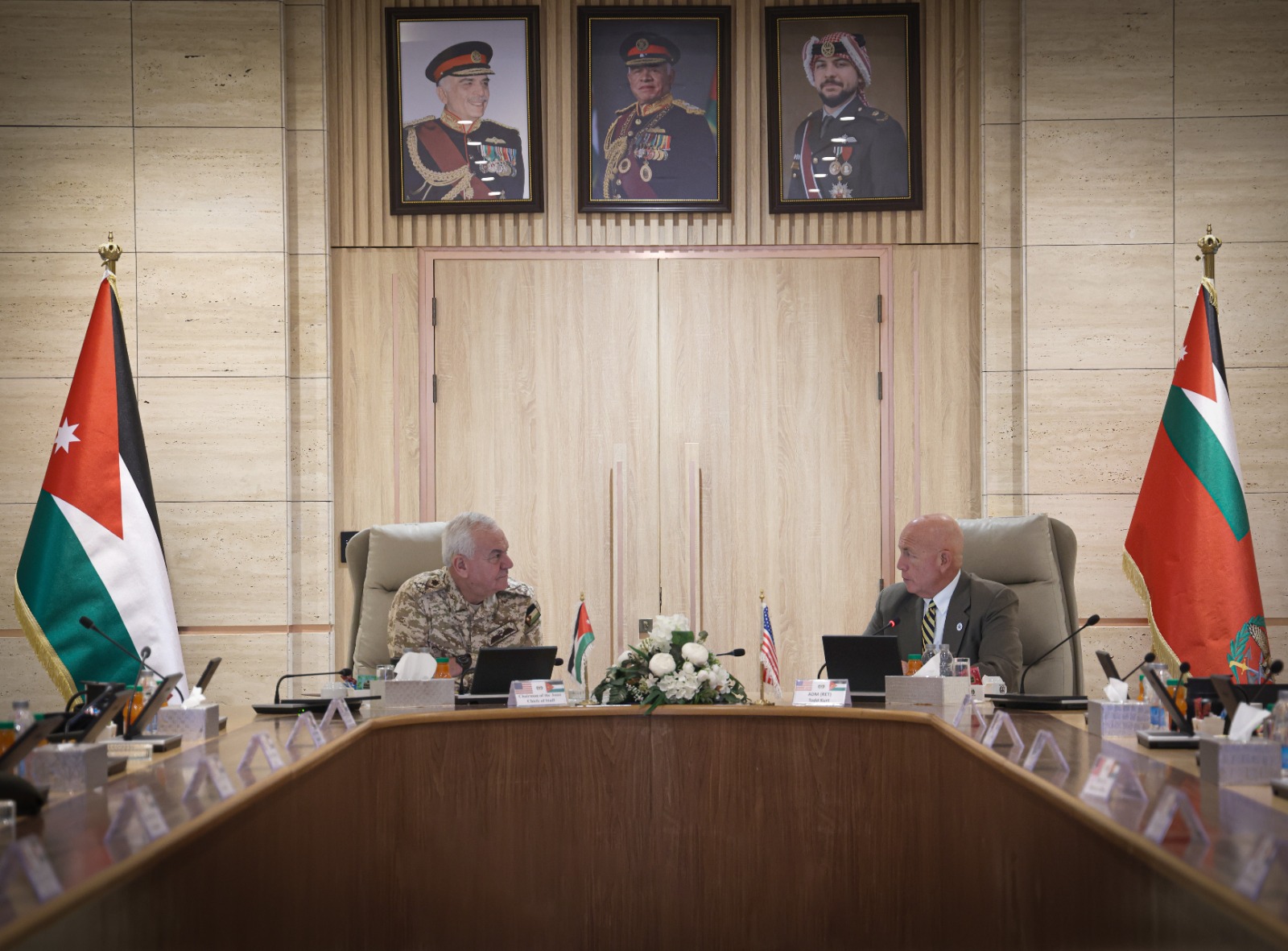 الحنيطي يلتقي وفدًا من كلية الدفاع الوطني الامريكية 