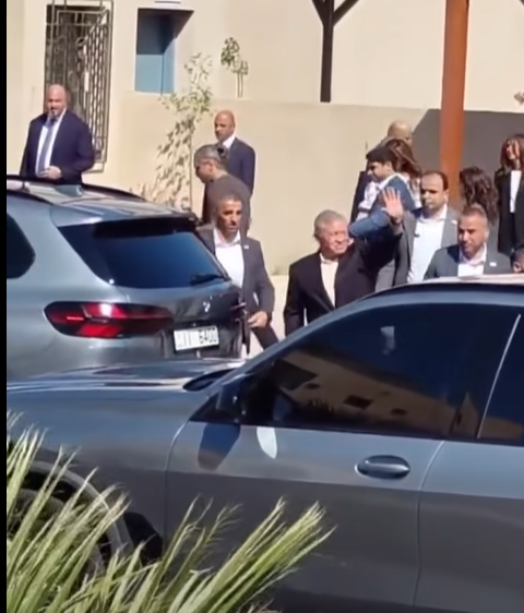 الملك ترافقه الملكة يزوران مدرسة في العقبة 