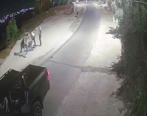 اشخاص يعتدون على آخر بالضرب في بني كنانة ..  وضبط جميع الاطراف