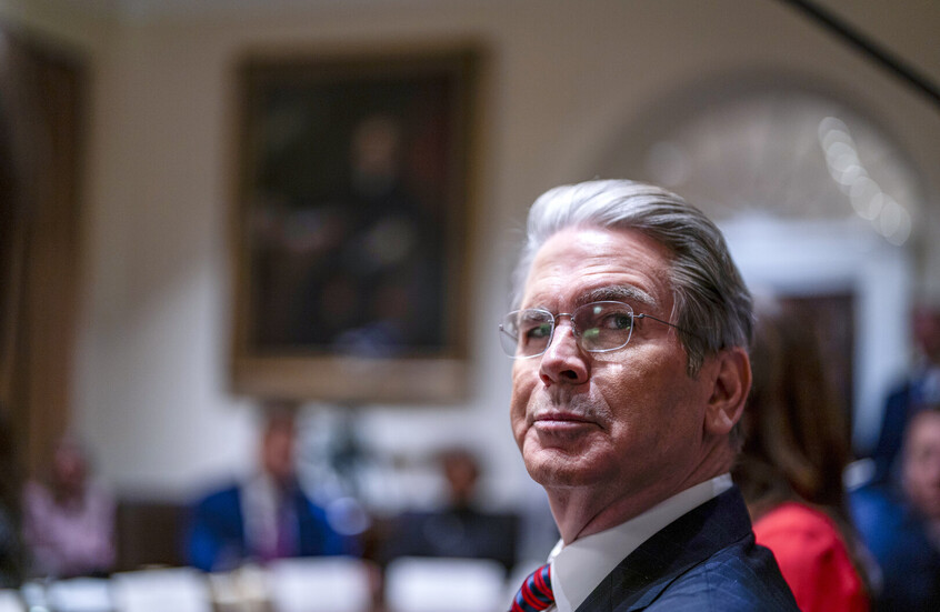 وزير الخزانة الأمريكي: نلاحق أرصدة القادة الإيرانيين