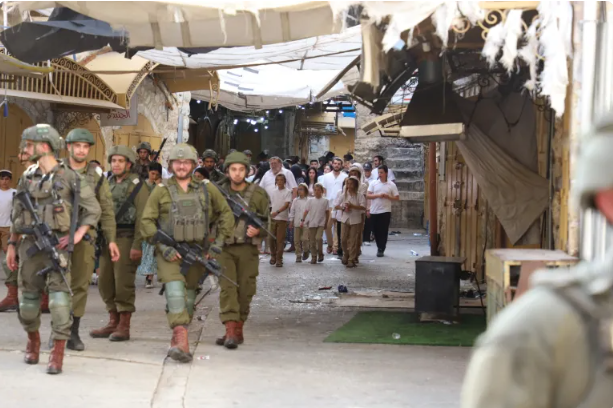 الاحتلال يعتقل 10 فلسطينيين من حوسان غرب بيت لحم
