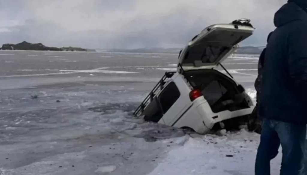 مصرع 9 سياح إثر غرق حافلتهم في بحيرة بسيبريا