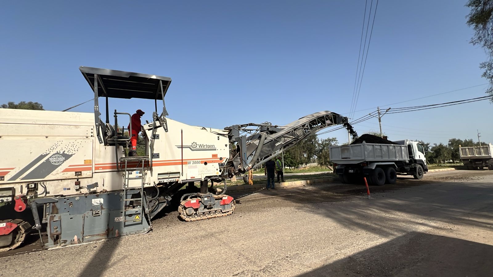 الأشغال تباشر صيانة طريق دير علا الرئيسي