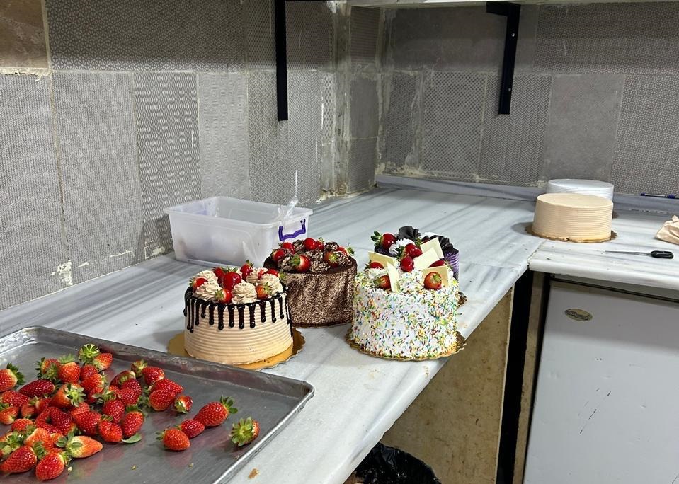 بيض فاسد ..  الغذاء والدواء تغلق مشغل حلويات مخالف