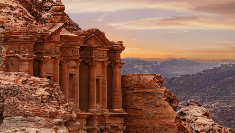 الأردن يبحث ترويج البترا في السوق الياباني