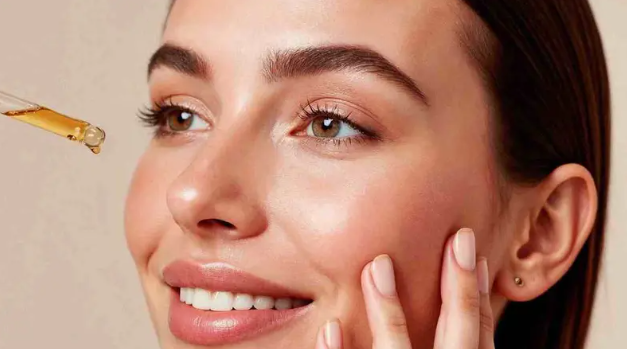 لهذه الأسباب تبدو البشرة باهتة ..  والفيتامين C يعزز إشراقها