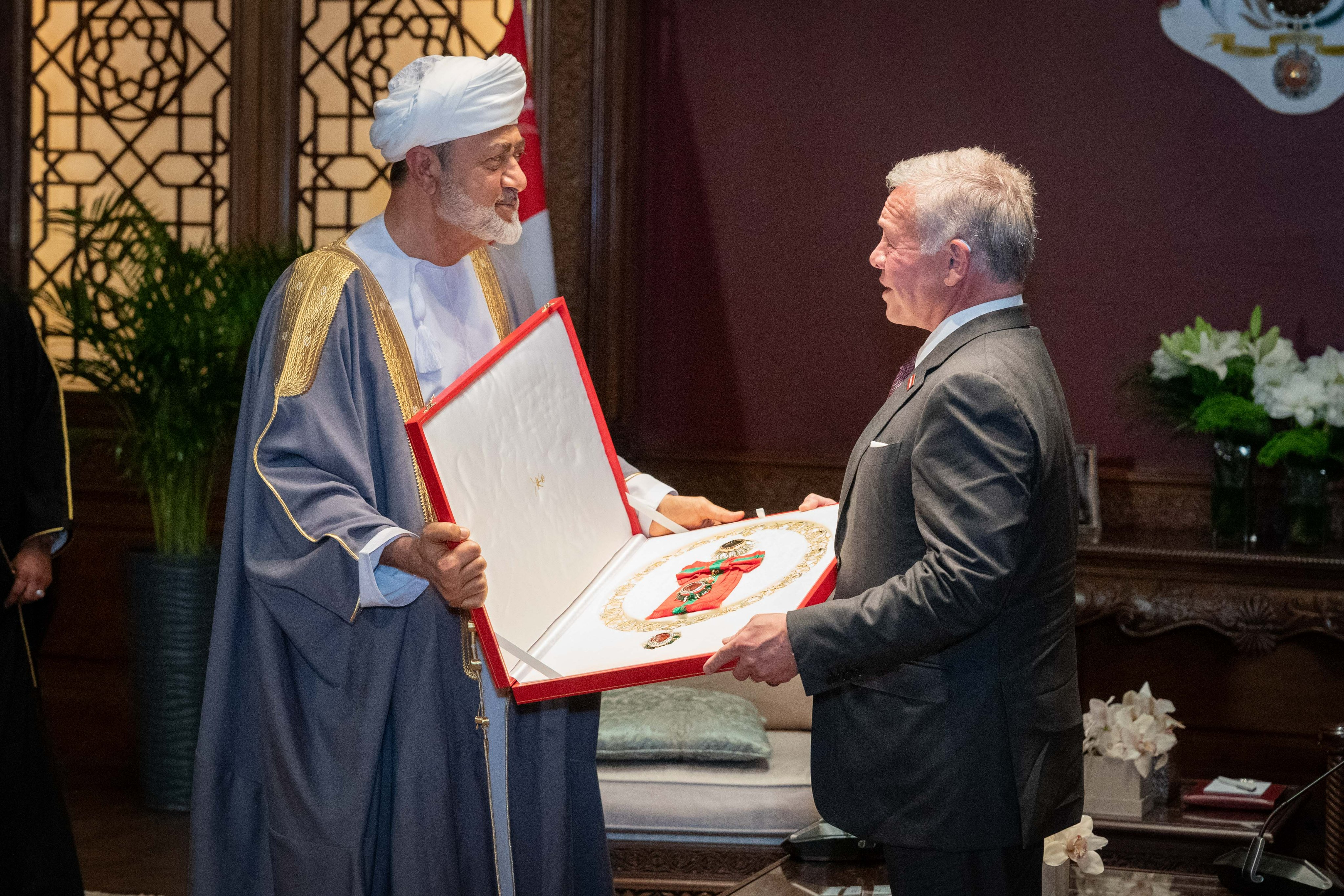 الملك وسلطان عمان يتبادلان أرفع الأوسمة في البلدين 