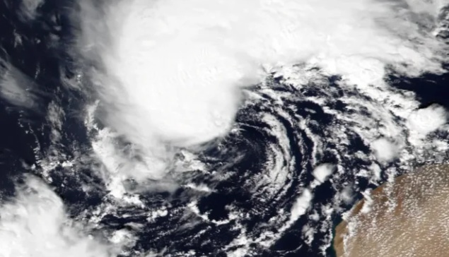 العاصفة هاري تتسبب بفيضانات وأضرار كبيرة في منطقة المتوسط