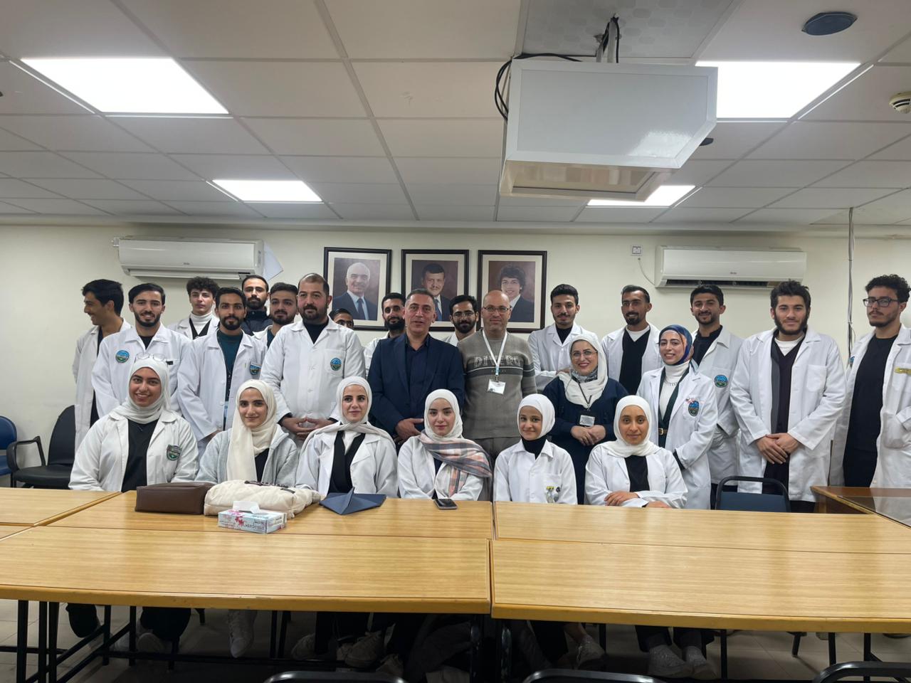 طلبة تمريض جامعة الزرقاء يزورون مستشفى الأمير فيصل