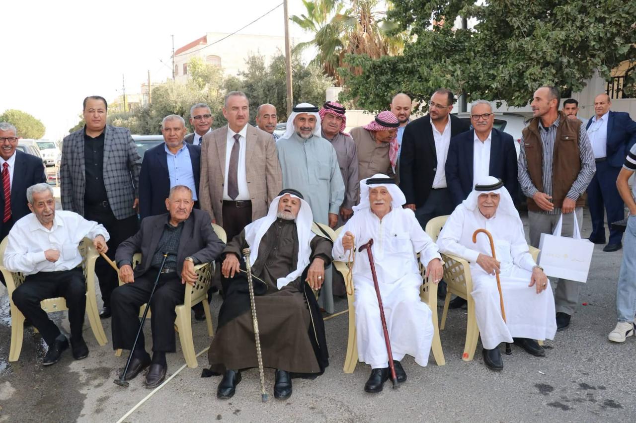 عشيرة الخريسات تنظم مبادرة وفاء لكبارنا بالسلط تقديرًا لجيل العطاء وبناة الوطن