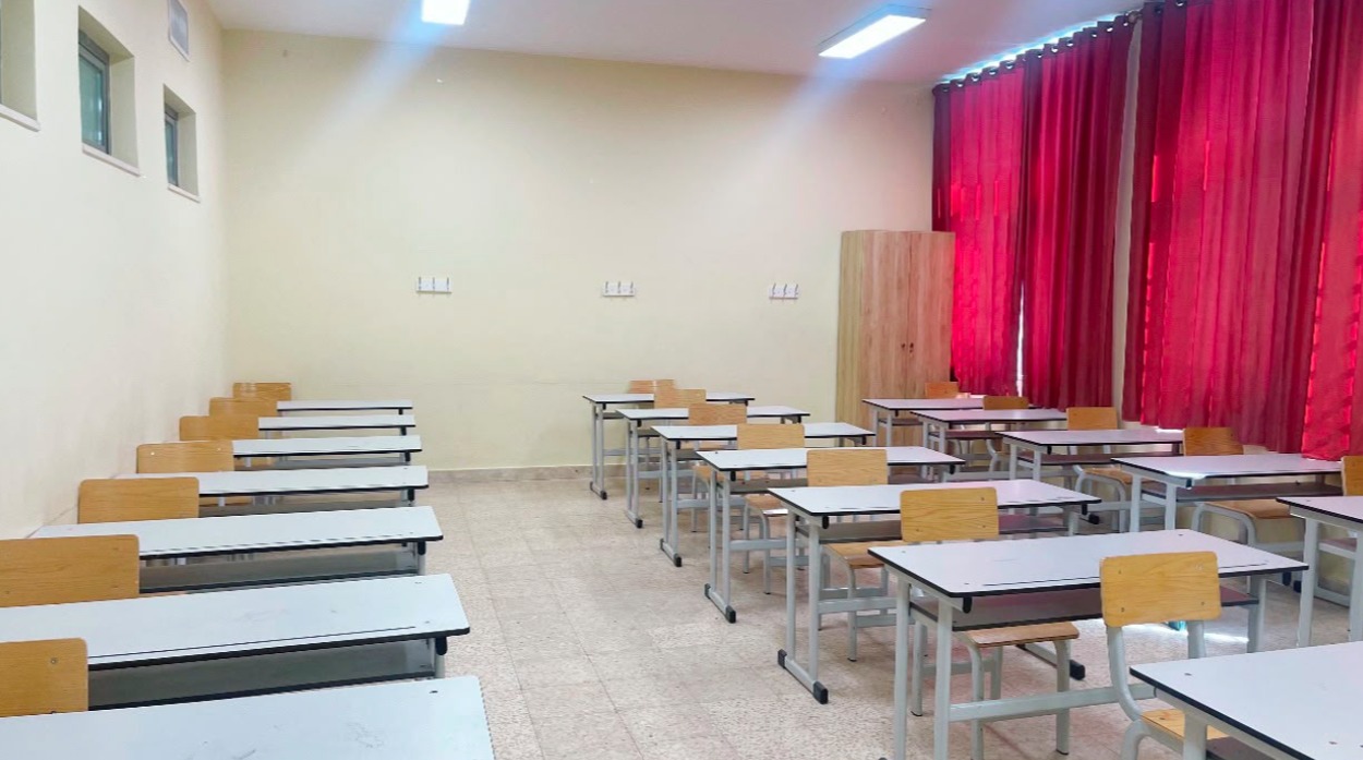 الخصاونة يتفقد قاعات التوجيهي ويؤكد جاهزية المدارس