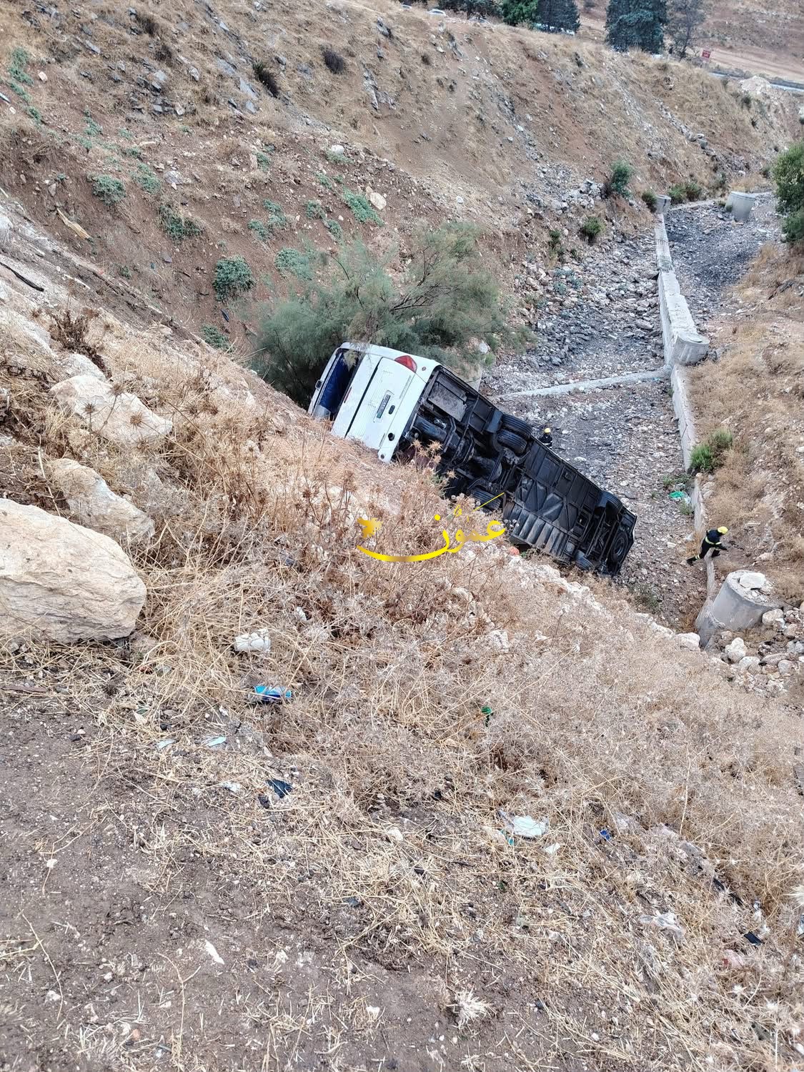 وفاة و40 اصابة إثر تدهور حافلة في عمان 