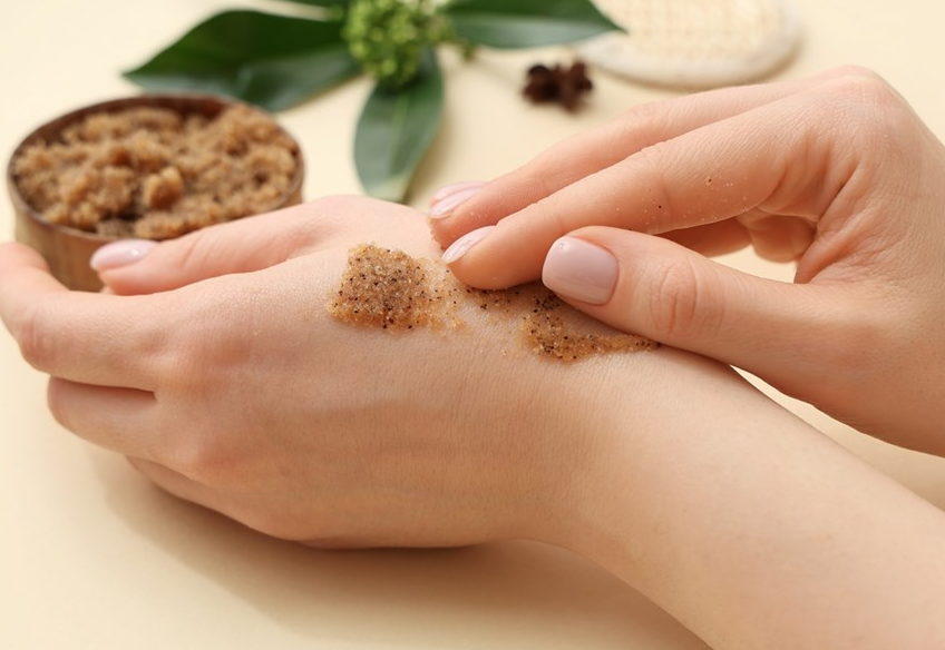 مقشرات السكر ..  وصفات منزلية لبشرة ناعمة وحريرية