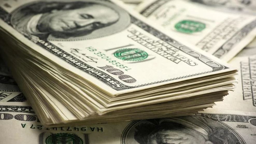 الدولار يتراجع عن أعلى مستوى في 18 شهرا رغم ارتفاع التضخم الأميركي