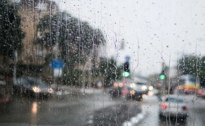 انخفاض ملموس على الحرارة وزخات خفيفة من المطر السبت