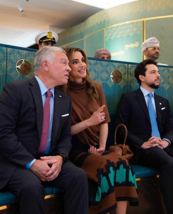الملكة تنشر صورا مع الملك وولي العهد في دار الأوبرا السلطانية