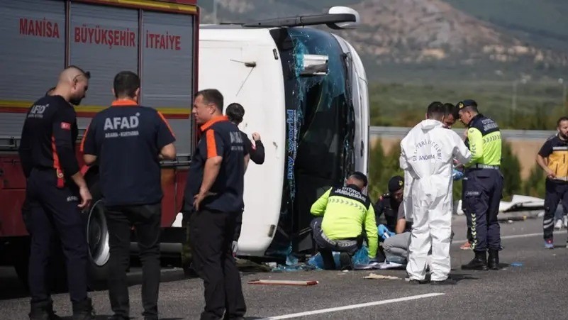 11 قتيلاً و27 جريحاً إثر اصطدام حافلة بشاحنة في غرب تركيا