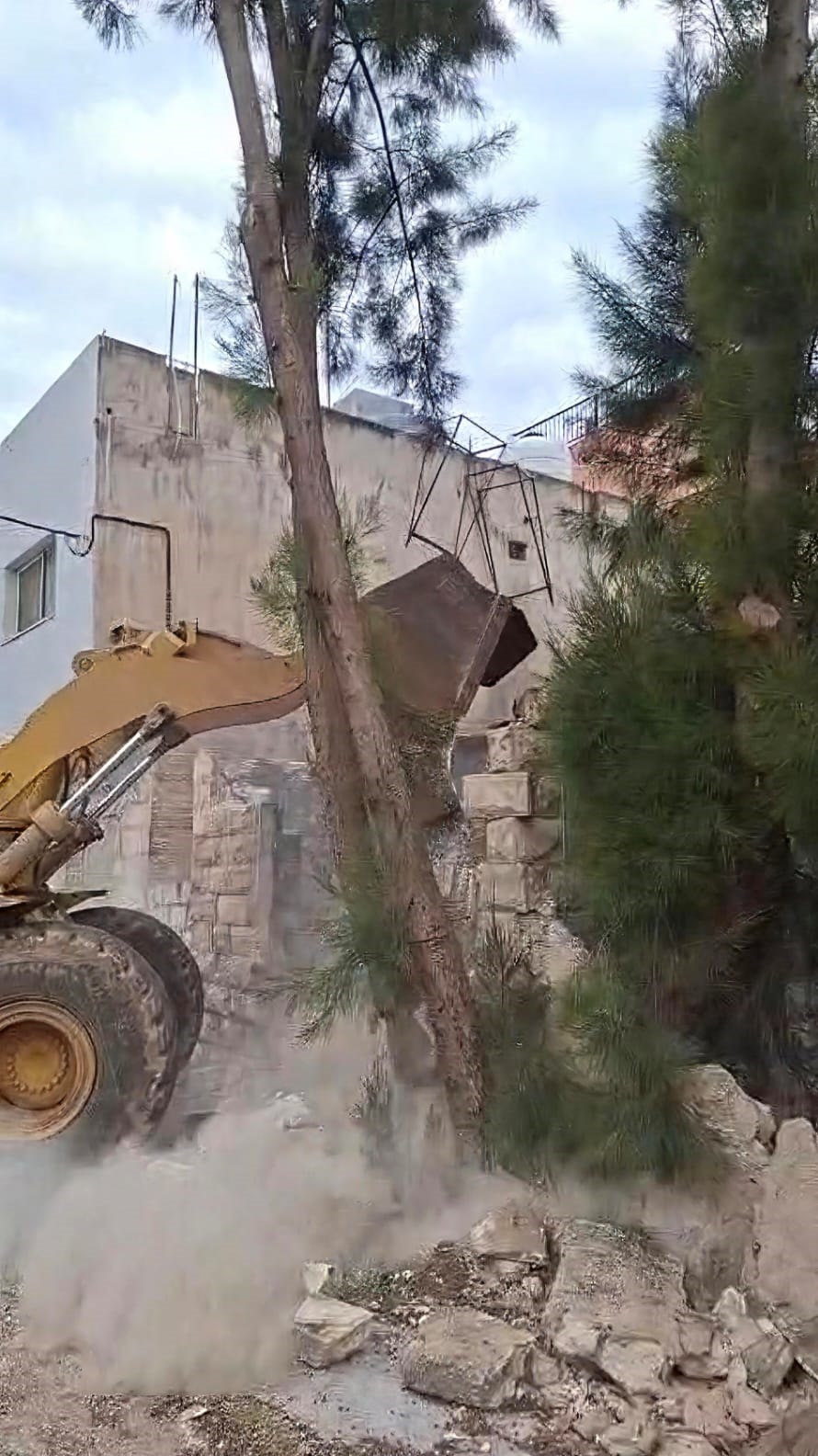 بلدية إربد تزيل بناءً مهجورا آيلاً للسقوط حفاظاً على السلامة العامة