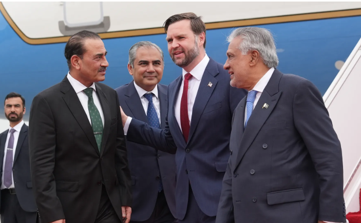 فايننشال تايمز: مفاوضات مضيق هرمز وصلت إلى طريق مسدود 