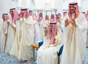 خادم الحرمين يؤدي صلاة العيد في جدة 