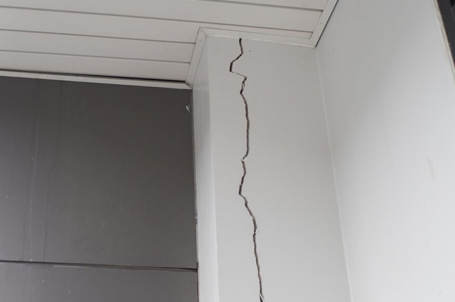 إخلاء عمارة آيلة للسقوط في تلاع العلي ..  ولا إصابات