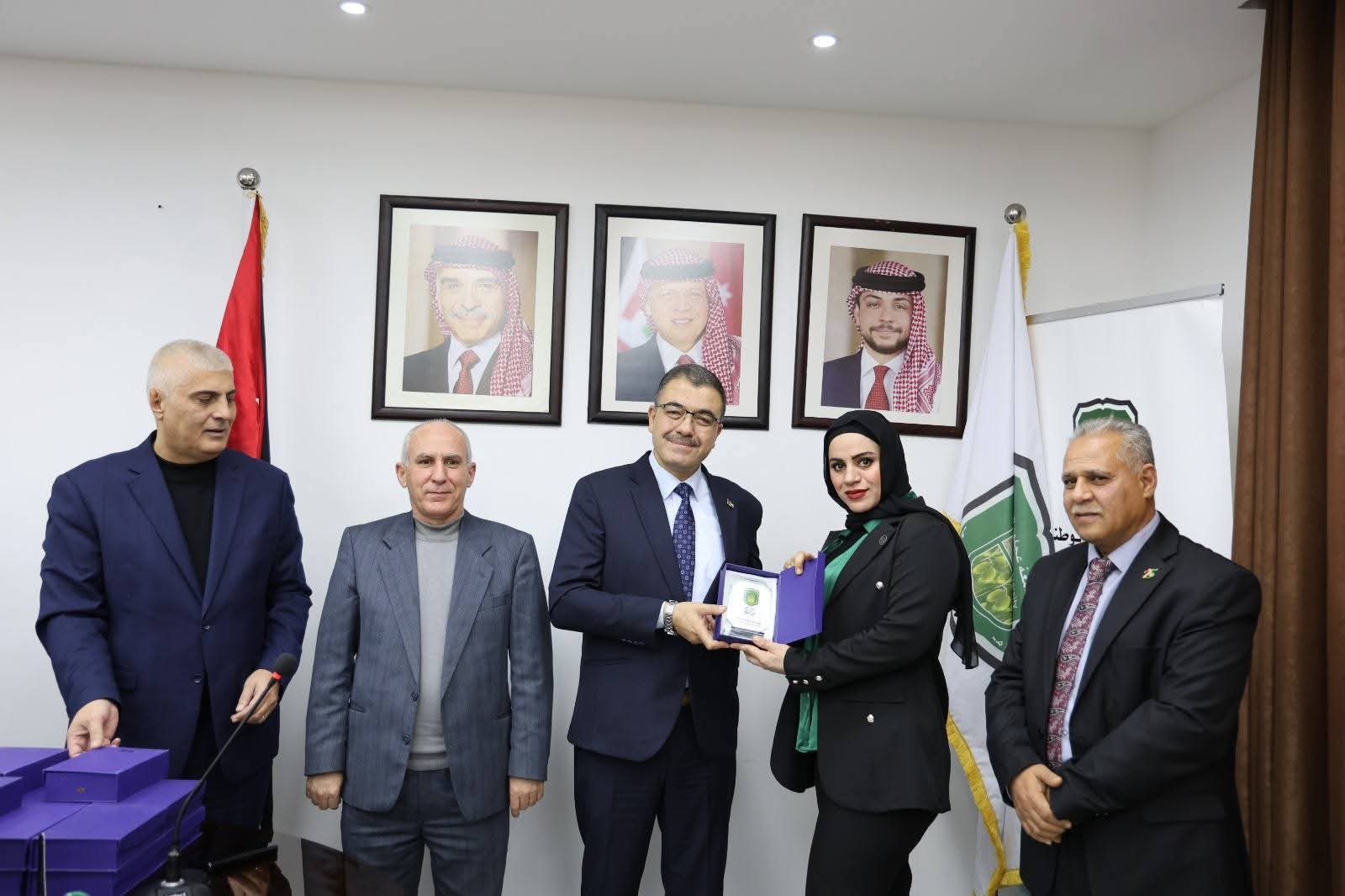 رئيس جامعة عجلون الوطنية يكرّم طلبة كلية الحقوق المشاركين في مسابقات ومحافل علمية وطنية ودولية