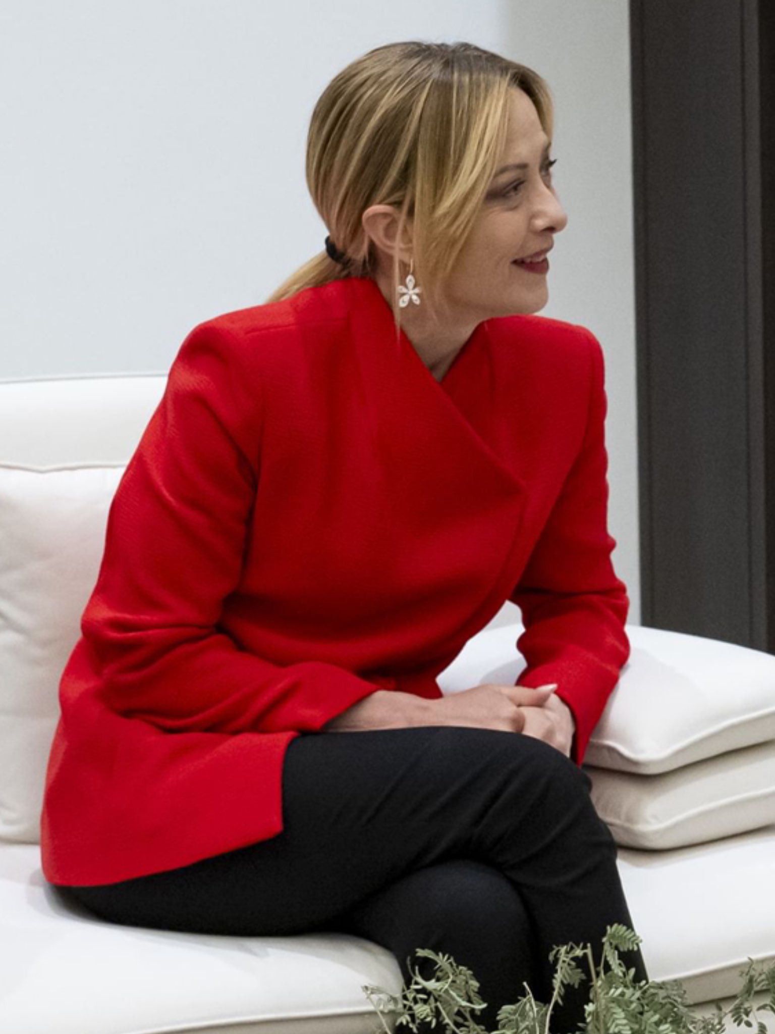 الاحمر والاسود رداء مليوني