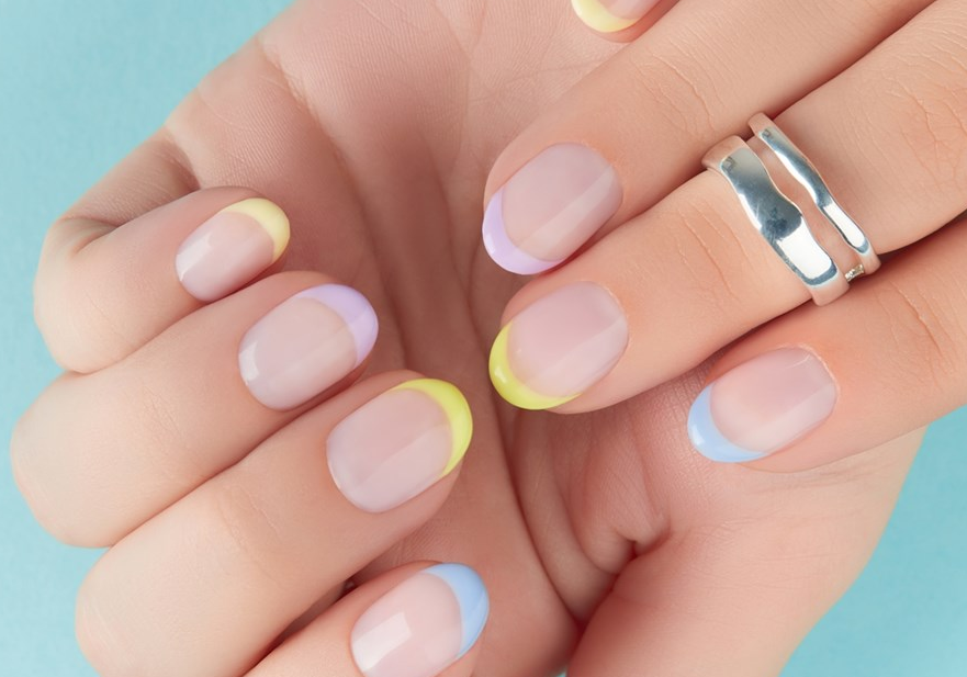 من النعومة إلى الجرأة ..  تصاميم أظافر باستيل ستتكرر هذا الموسم