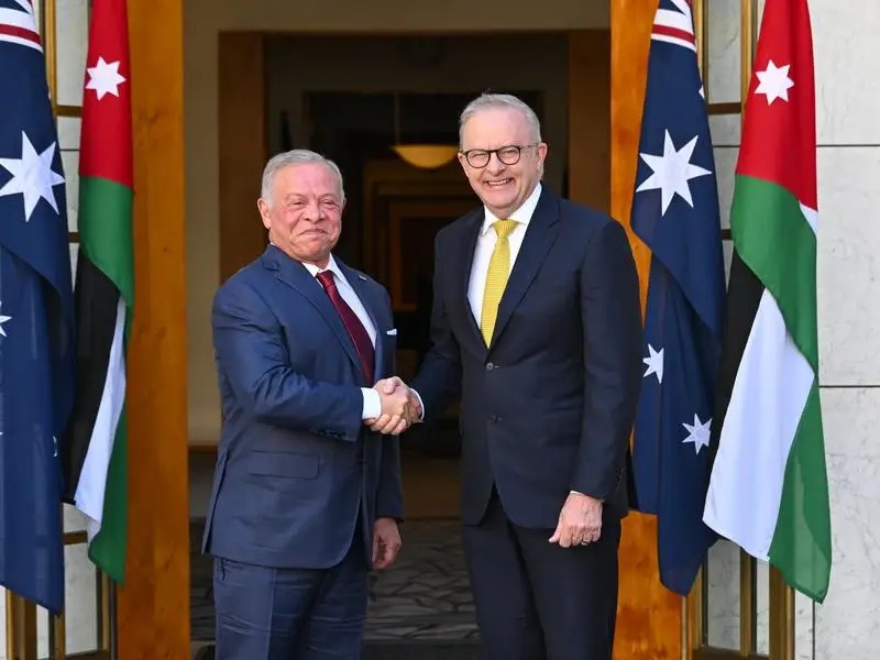 الملك يبحث مع رئيس الوزراء الأسترالي تعزيز التعاون 