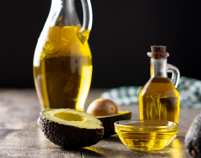 زيت الأفوكادو والخميرة ..  مزيج طبيعي غني بالفيتامينات لأظافر مثاليّة