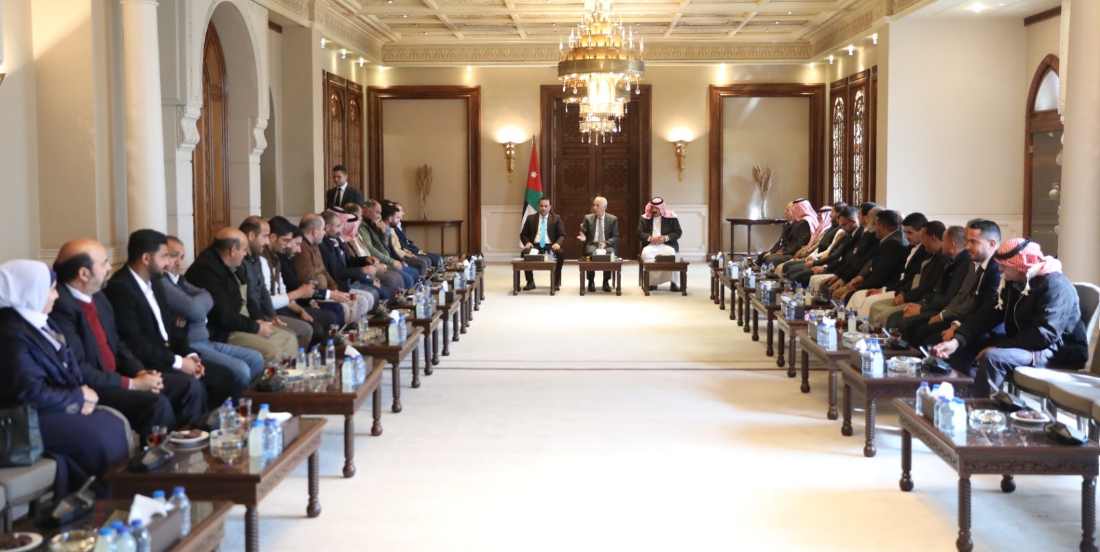 العيسوي يلتقي وفدًا من أبناء عشيرة المشاقبة 