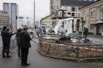 إصابة 10 أشخاص في هجوم صاروخي روسي على كييف