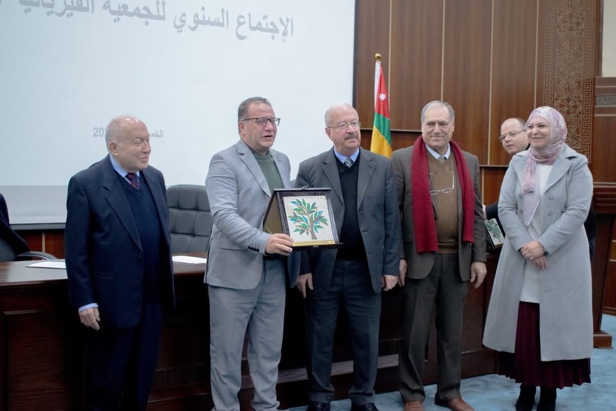 الجمعية الفيزيائية الأردنية تكرّم باحثًا من جامعة الزرقاء لتميّزه البحثي