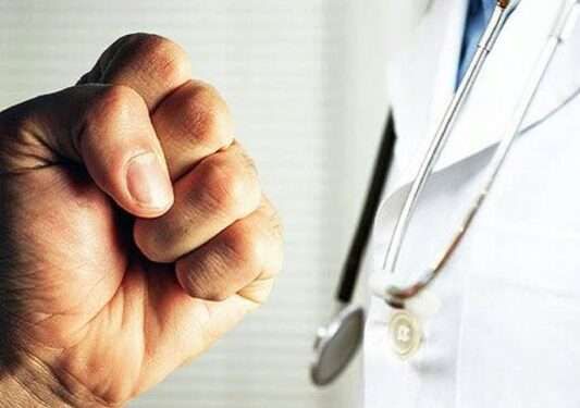 الطراونة: 95% من الاعتداءات على الأطباء يرتكبها مرافقون بأقسام الطوارئ